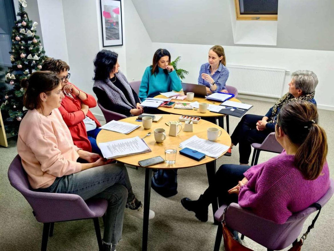 Warsztaty pisania w bibliotece w Michałowicach, filia Raciborowice prowadzone przez instruktorkę pisania Hannę Sieja-Skrzypulec